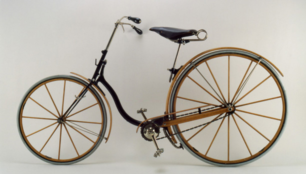 Elliot Hickory, ca. 1889<br>
Elliot Hickory Cycle Co.<br>
Newton, Massachusetts<br>
United States<p>

A single piece of hickory elegantly serves both as a structural part of the frame and the fender.